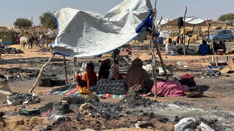 Personas desplazadas del campamento de El-Fasher, en Tawila, tras un incendio en el campamento (AFP or licensors)