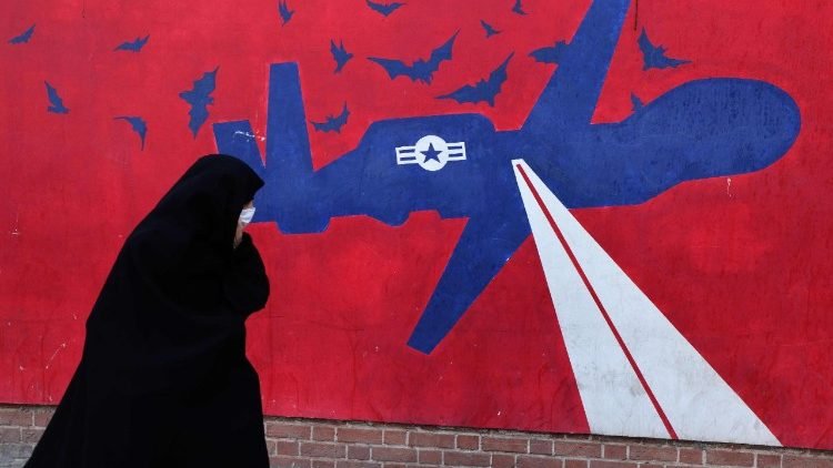 Una mujer iraní camina junto al muro de la antigua embajada de Estados Unidos en Teherán (AFP or licensors)